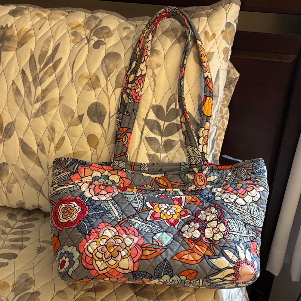 Beautiful Vera Bradley Floral Quilted Tote Bag lots of inside pockets!!!